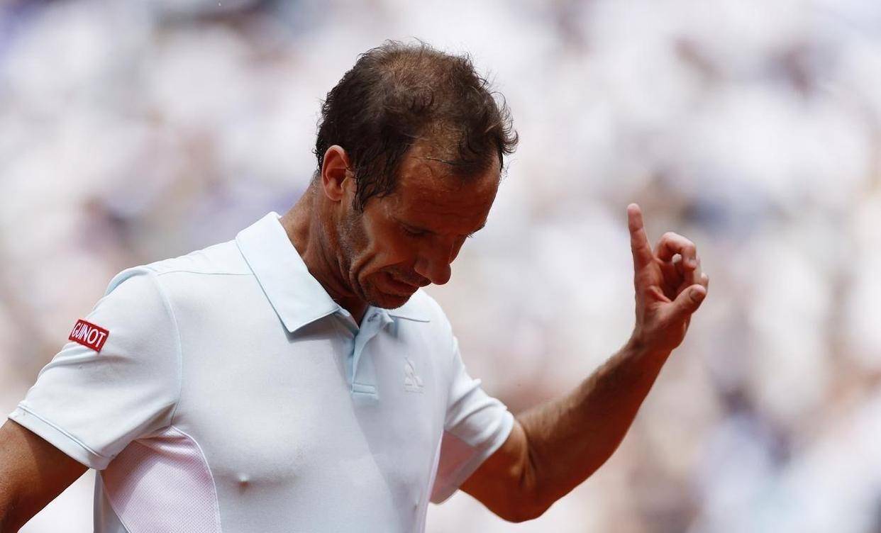 华体会-夺冠首场状态出色，法国队观众沸腾！，费德勒重返赛场观众掌声雷动的简单介绍